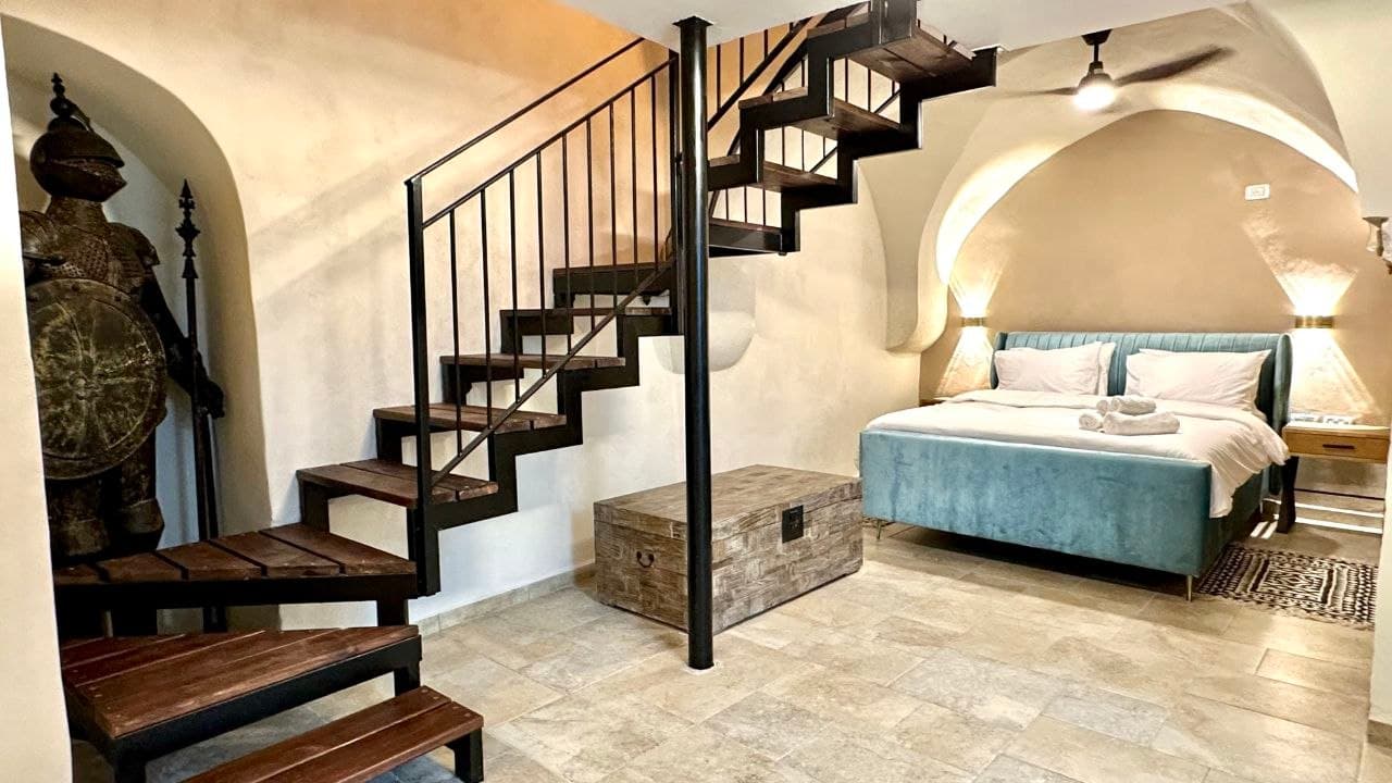 Vaulted Jacuzzi Studio — Old Acre — 3