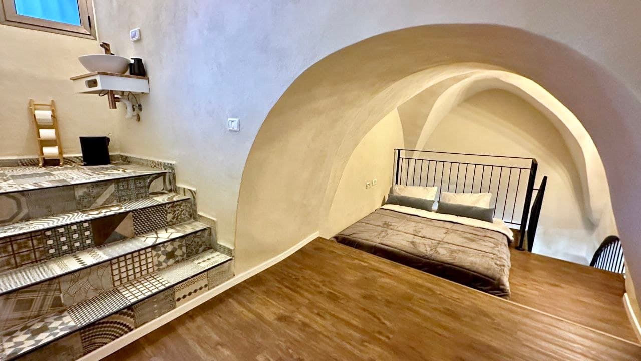 Vaulted Jacuzzi Studio — Old Acre — 5