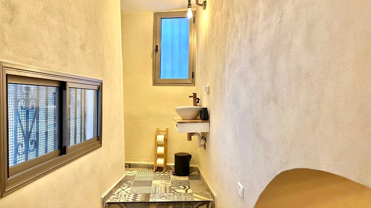 Vaulted Jacuzzi Studio — Old Acre — 6