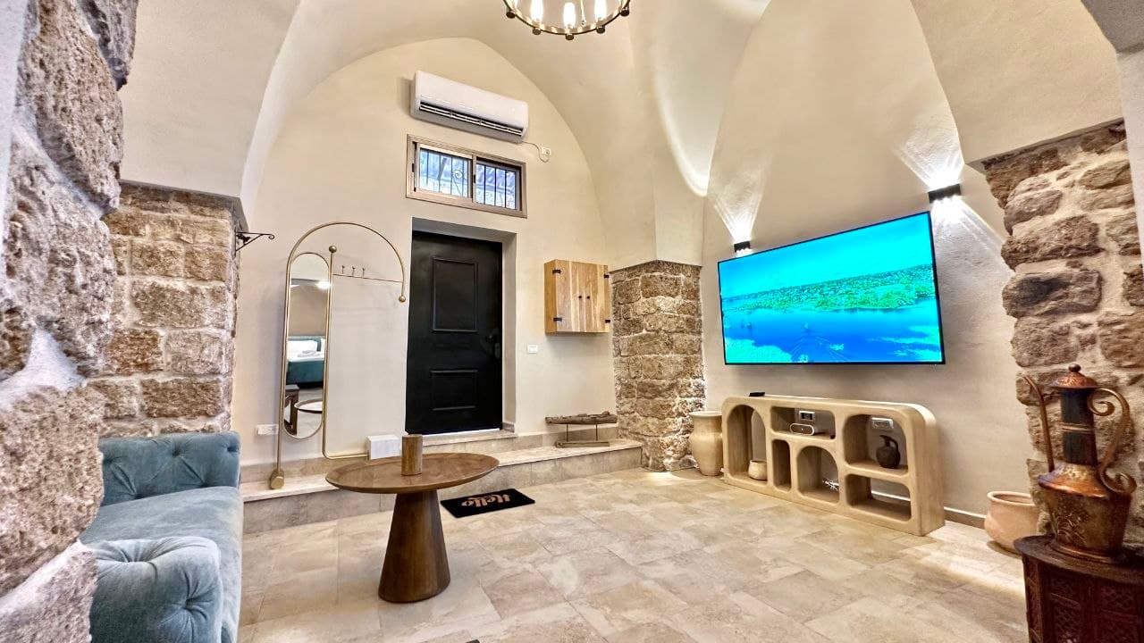 Vaulted Jacuzzi Studio — Old Acre — 8