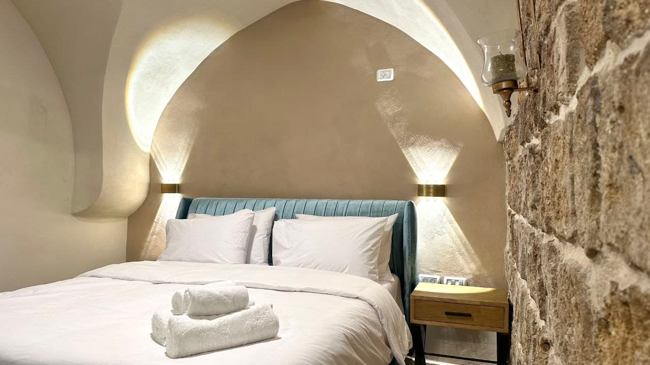Knight's Loft with Jacuzzi — Old Acre — 3