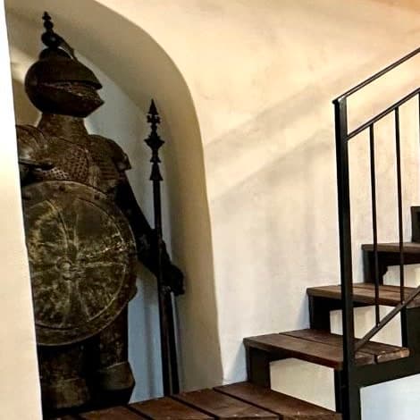 Knight's Loft with Jacuzzi — Old Acre