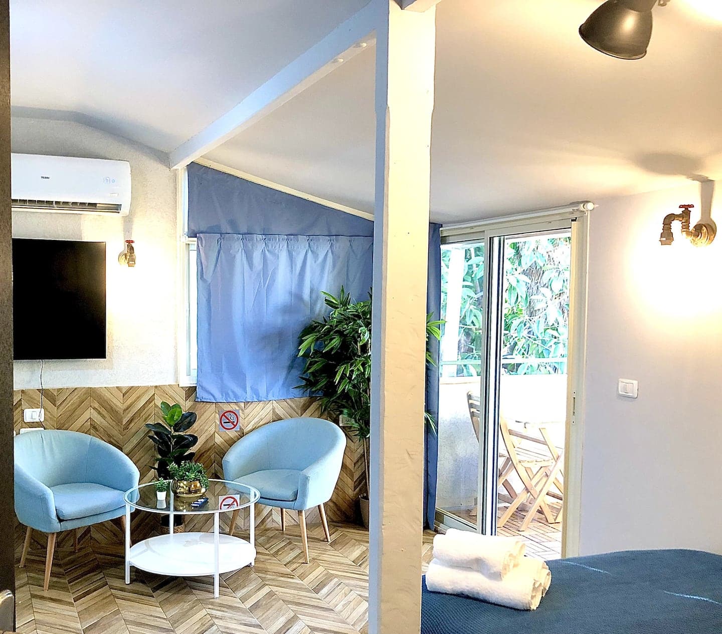 Authentic Studio with Jacuzzi in the Center — 2