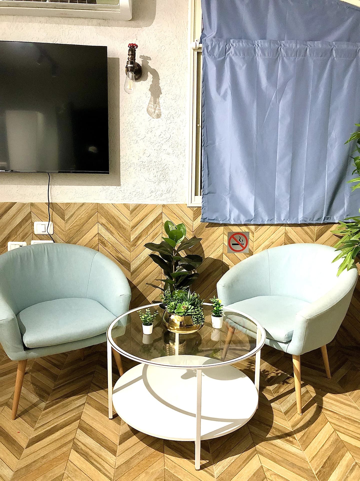 Authentic Studio with Jacuzzi in the Center — 3