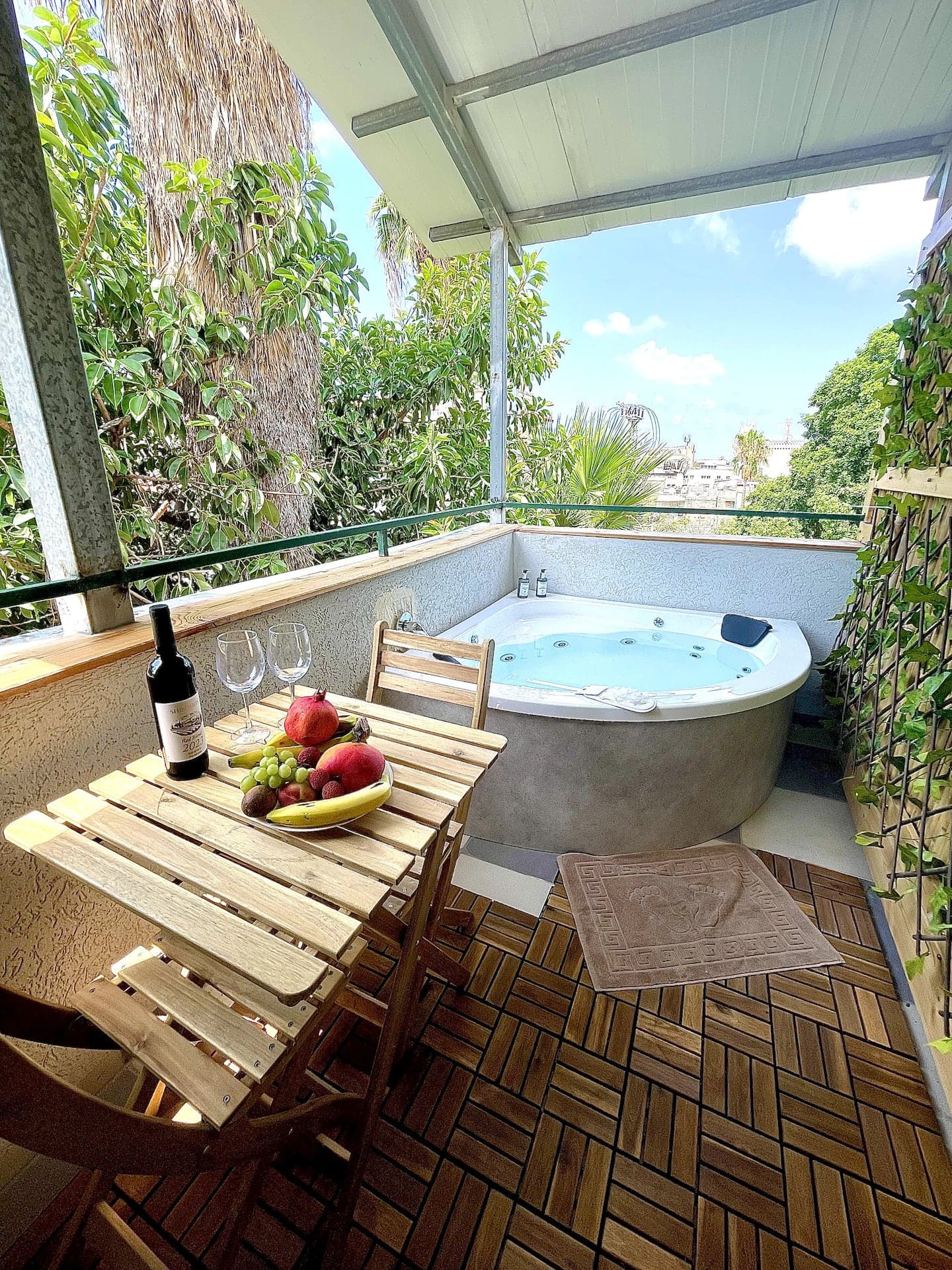 Authentic Studio with Jacuzzi in the Center — 4