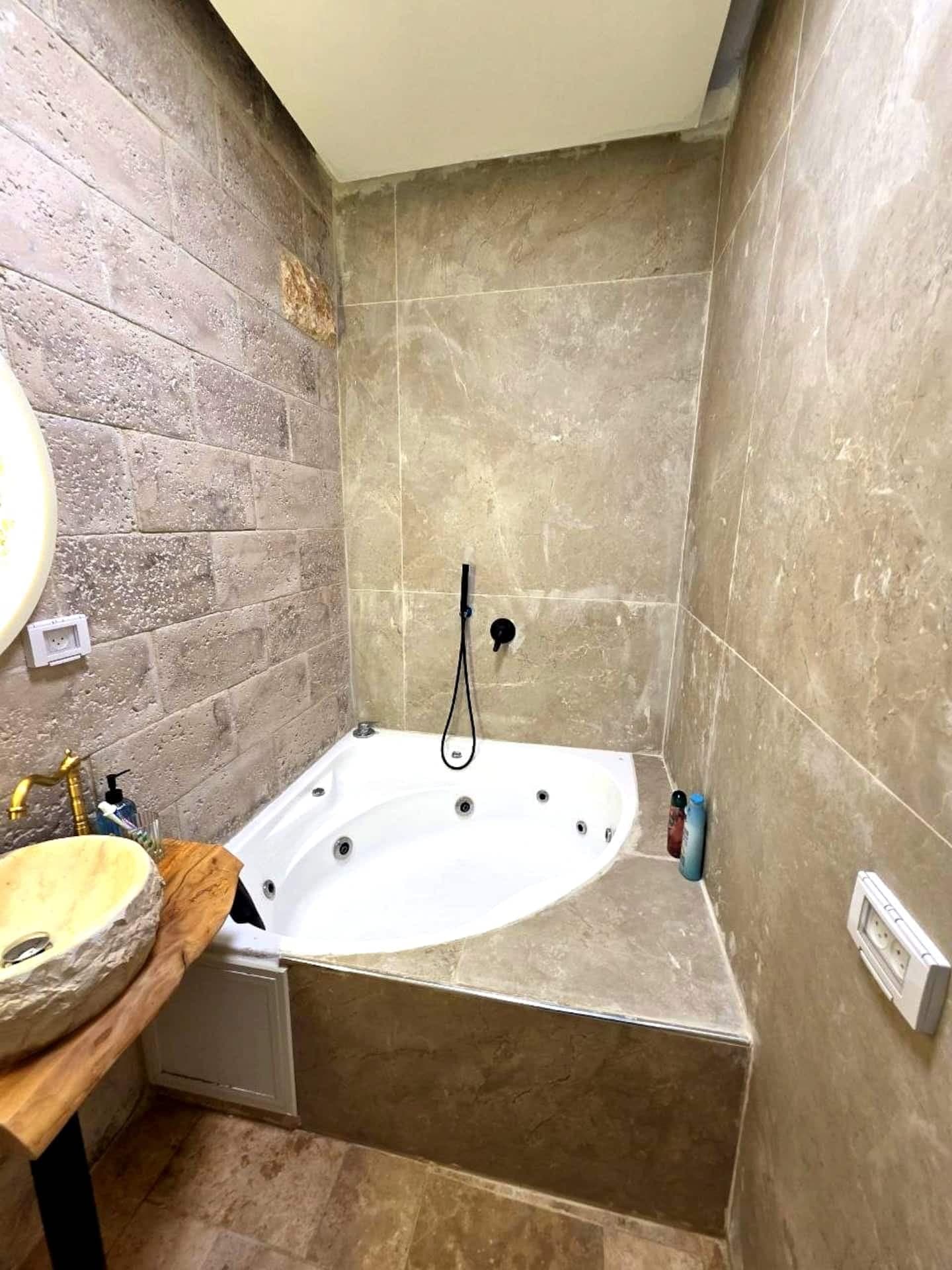 Admat HaYehudim 1891 — Jacuzzi Apartment — 6