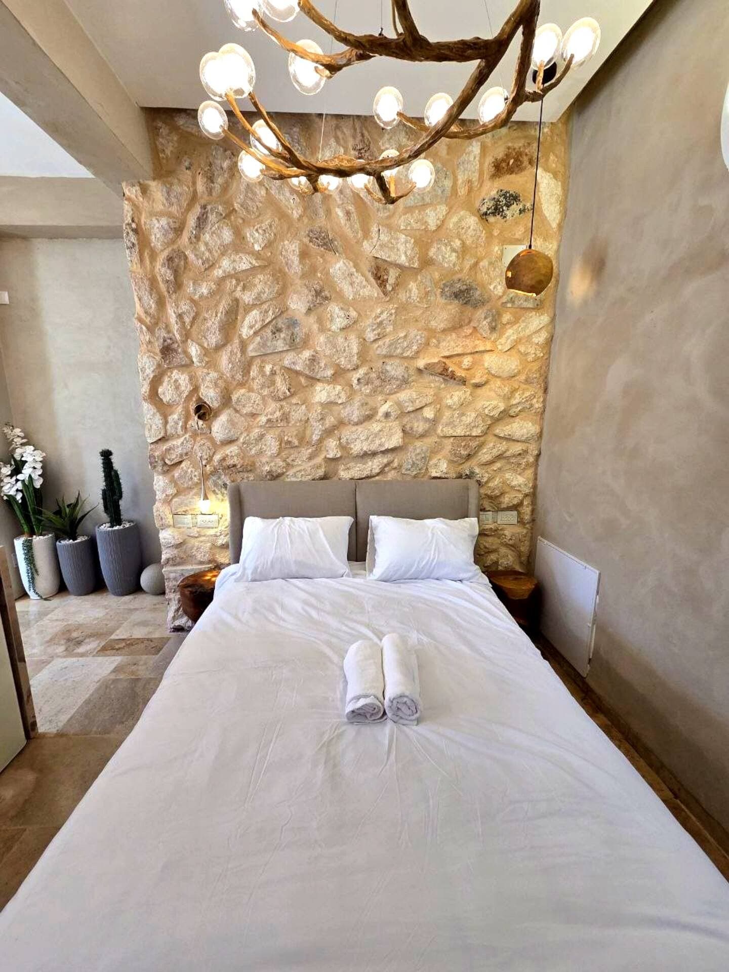 Haifa Stone Spa — Jacuzzi & Fireplace — 3