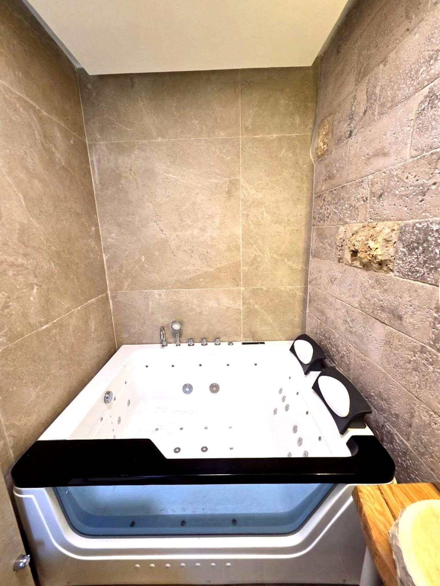 Haifa Stone Spa — Jacuzzi & Fireplace — 7