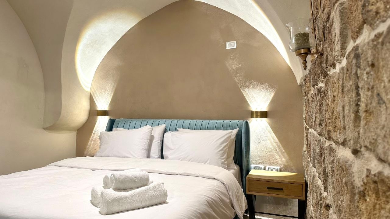 Knight's Loft with Jacuzzi — Old Acre — 3