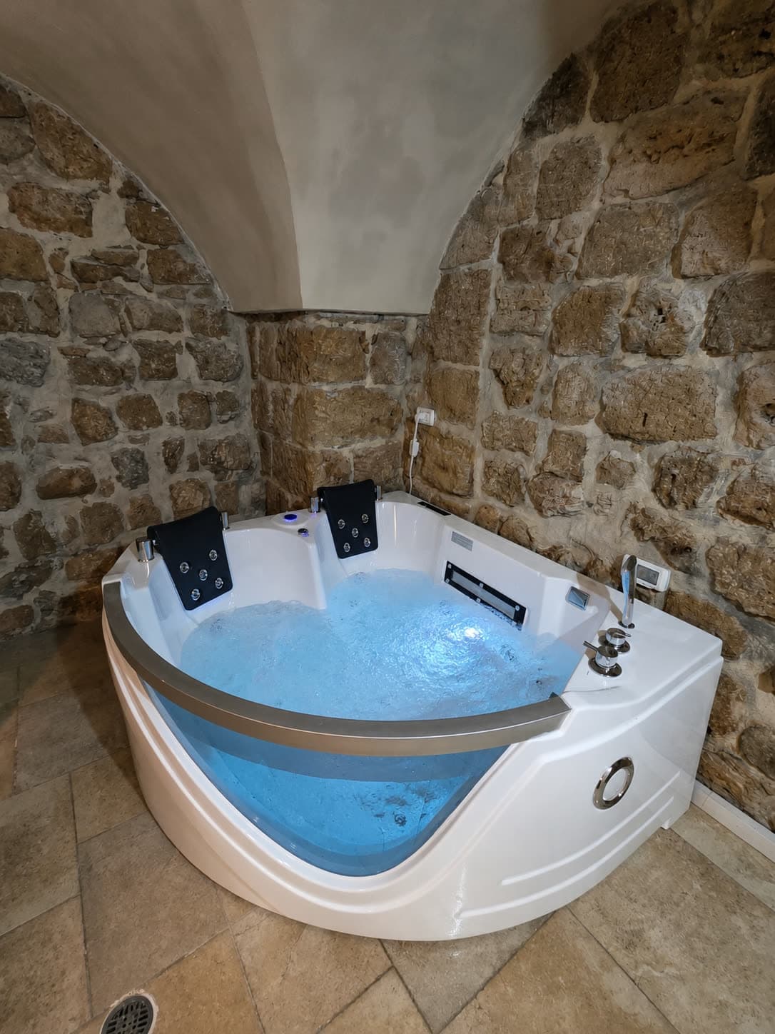 Vaulted Jacuzzi Studio — Old Acre
