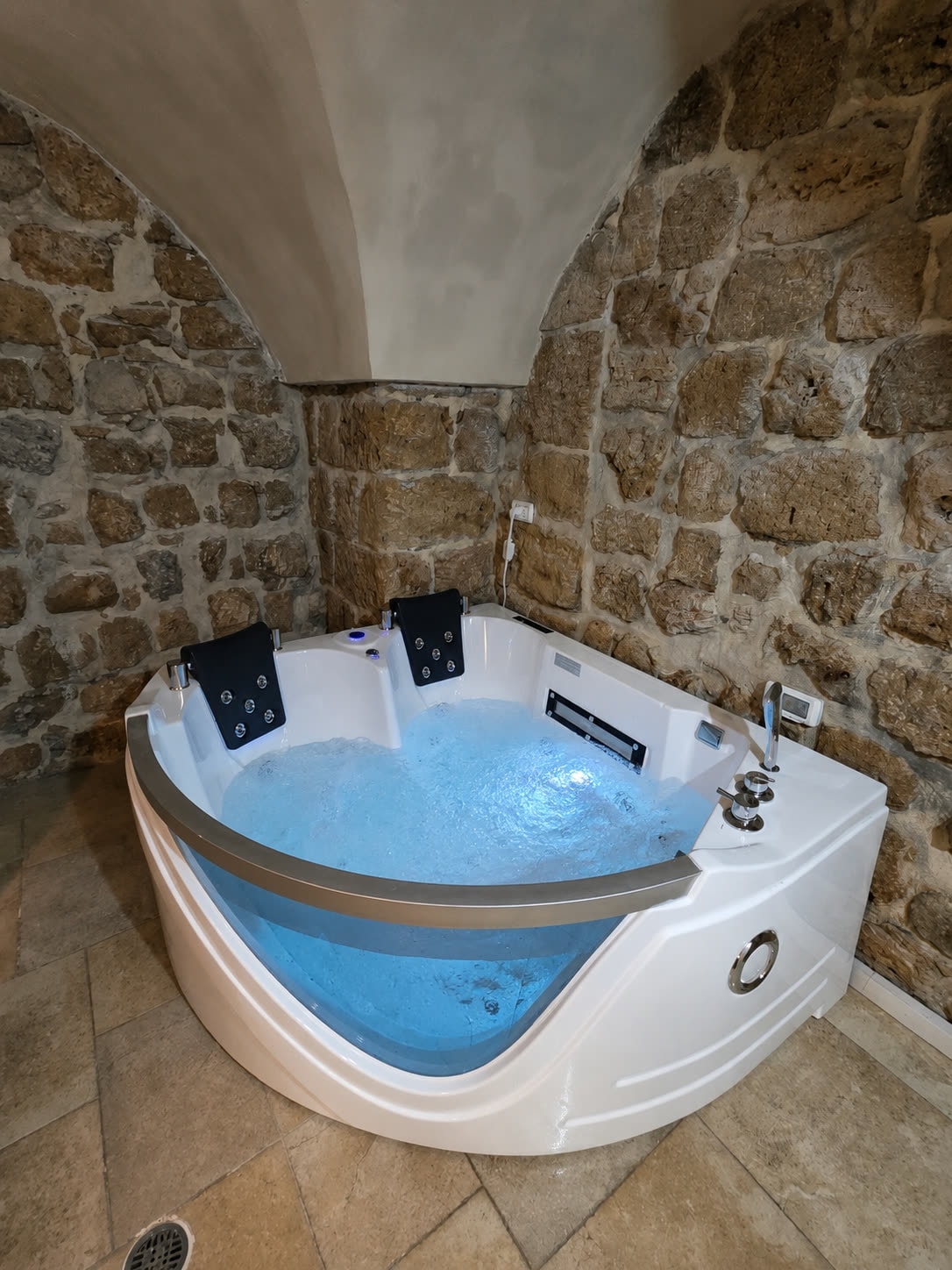 Vaulted Jacuzzi Studio — Old Acre